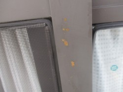 清掃前の網戸枠の状態です
