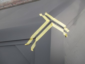 棟板金のコーキング中です