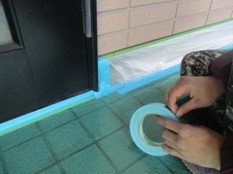 玄関前養生中です