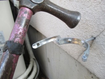 縦樋金具を取り付けました