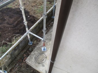 縦樋の地面側を納めました