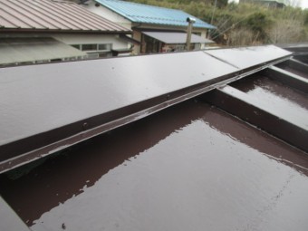 棟板金の上塗りが終了しました