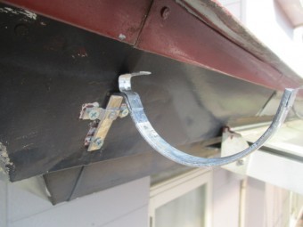 軒樋金具を取りつけました