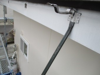 軒樋金具撤去中です
