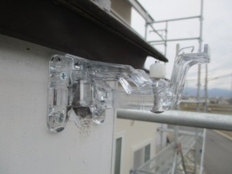 軒樋金具を取りつけました