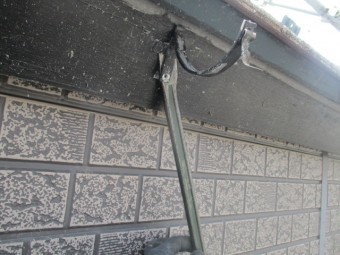 軒樋を撤去中です