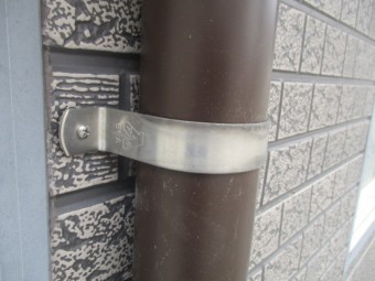 縦樋金具で固定しました
