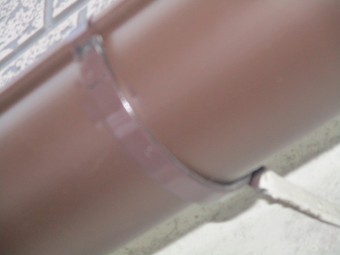 軒樋金具を塗装しました