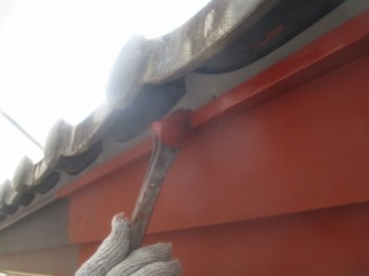 破風板金の錆止め刷毛塗装中です