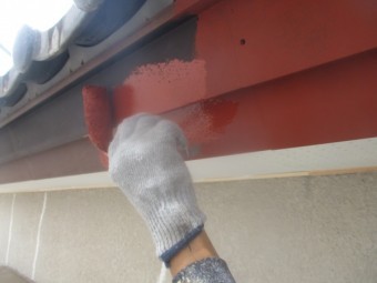 破風板金の錆止めローラー塗装中です