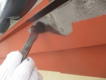 破風板金の中塗り刷毛塗装中です