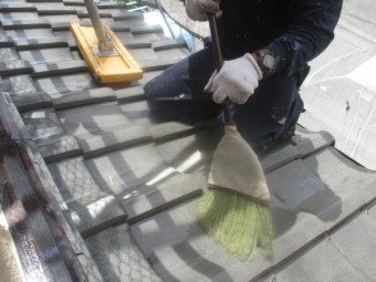 下屋根の清掃中です