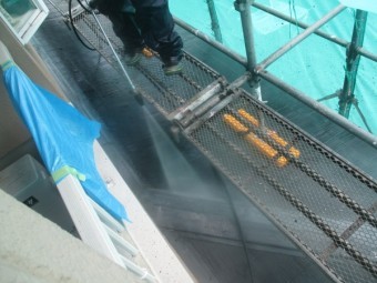 1階屋根の洗浄中です
