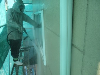 外壁の洗浄中です