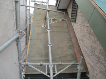 施工前の棟違い屋根の状態です