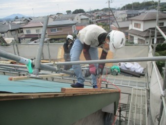 ケラバ板金下地の取り付け中です