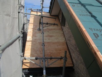 棟違い屋根の野地板貼り付けが終了しました