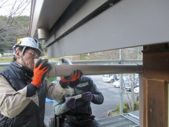 呼び樋取り付け中です