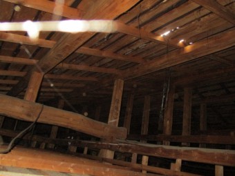 破損箇所の小屋裏です