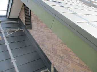 大屋根棟違い屋根の完工です