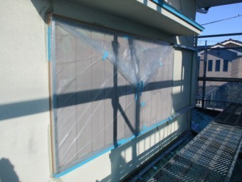 サッシ周りの養生が終了しました