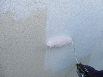 外壁塗装の下塗り中です