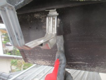 軒樋金具の撤去中です