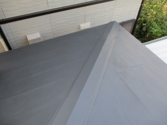 下り棟板金を取りつけました