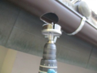 軒樋に排水穴を開けました
