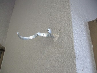 縦樋金具を取り付けました