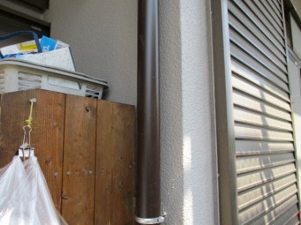 縦樋を取り付けました