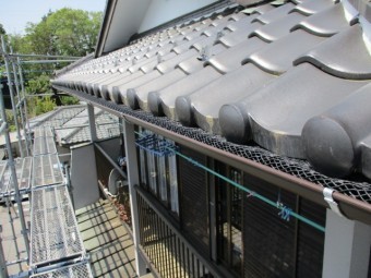 落ち葉よけネット施工中です