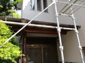 玄関の軒樋を取りつけました