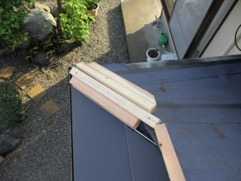 棟板金の貫板を取りつけました