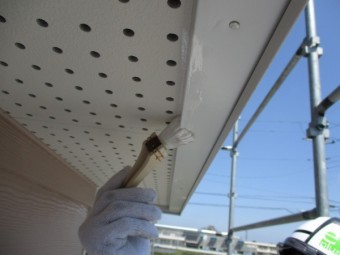 破風板金の軒天との取り合いにさび止めだめ込み中です