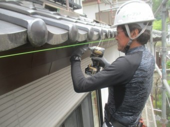 軒樋金具の取り付け中です