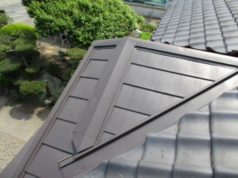 重ね葺きした板金屋根をタッチアップしました