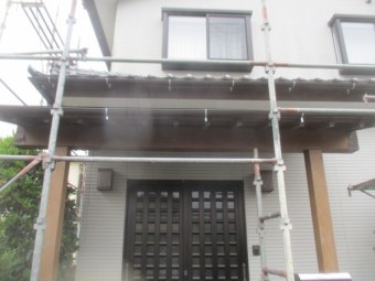 玄関上の軒樋の取り付けが終了しました