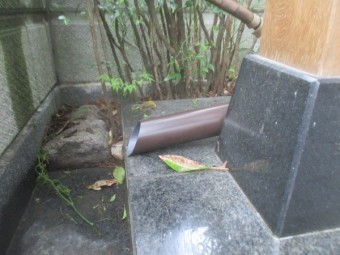 縦樋の地面側を横に逃がしました