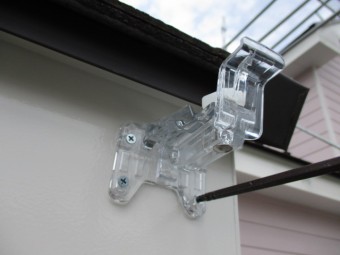 軒樋金具を取りつけました