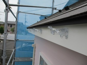 軒樋金具の取り付けが終了しました