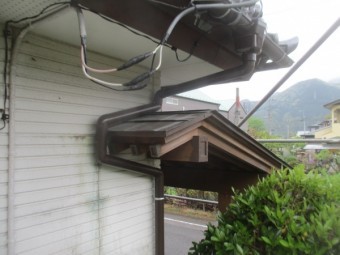 玄関上の配管です