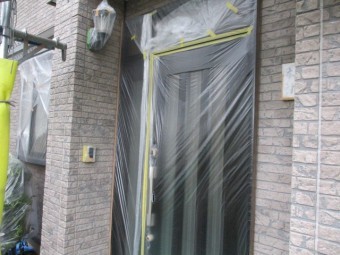 玄関周りを養生しました