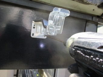 軒樋金具取り付け中です