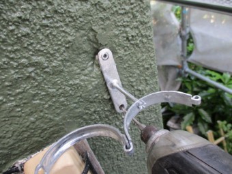 縦樋金具を取り付けました