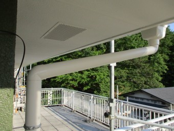 縦樋と集水器を繋ぎました
