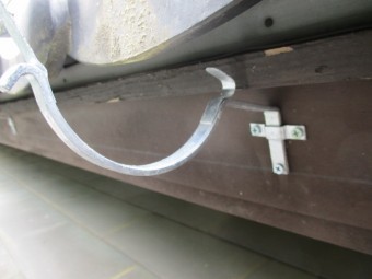 軒樋金具を取りつけました