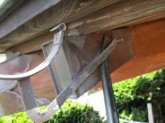 軒樋金具撤去中です