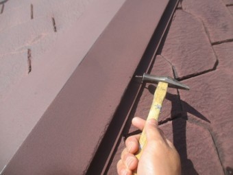 棟板金の釘締め直し中です