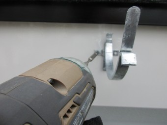 軒樋金具取り付け中です